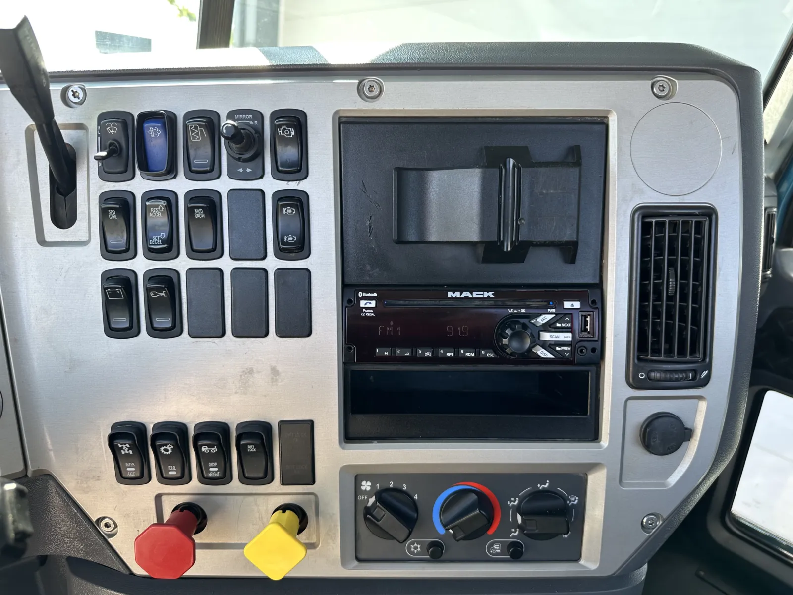 2015 Mack - image 18