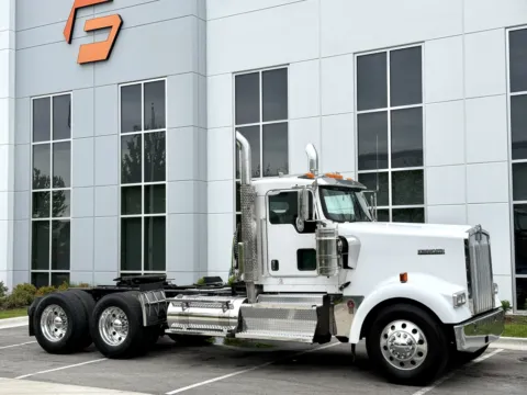 Photos of 2015 KENWORTH W900 for sale in New Lenox, IL at Forge Truck Centers - Illinois
