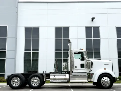 Another view of 2015 KENWORTH W900 for sale in New Lenox, IL at Forge Truck Centers - Illinois
