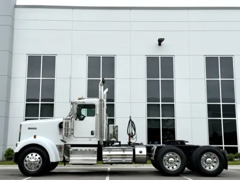 More photos of 2015 KENWORTH W900 at Forge Truck Centers - Illinois, IL