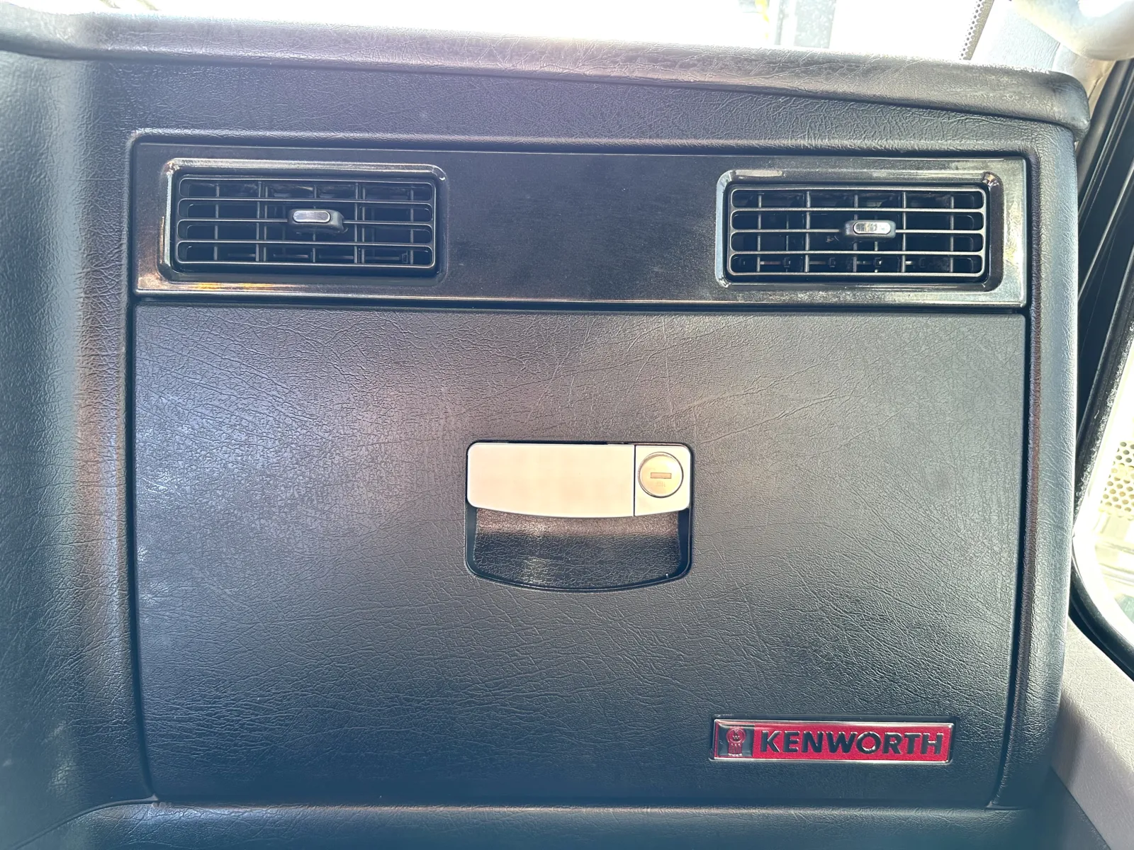 2015 Kenworth W900 - image 18