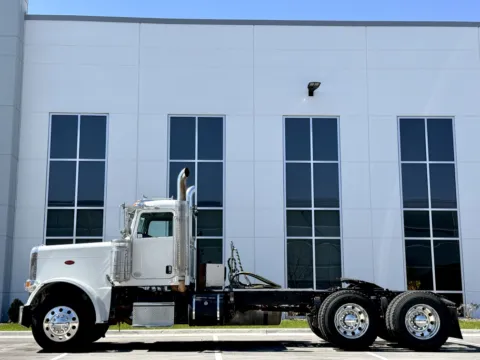 More photos of 2013 PETERBILT 388 at Forge Truck Centers - Illinois, IL