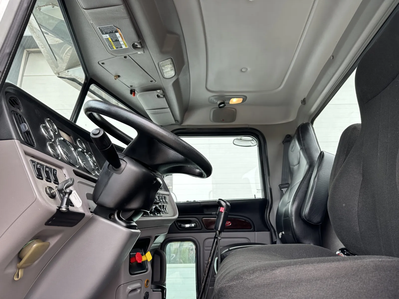 2013 Peterbilt - image 14