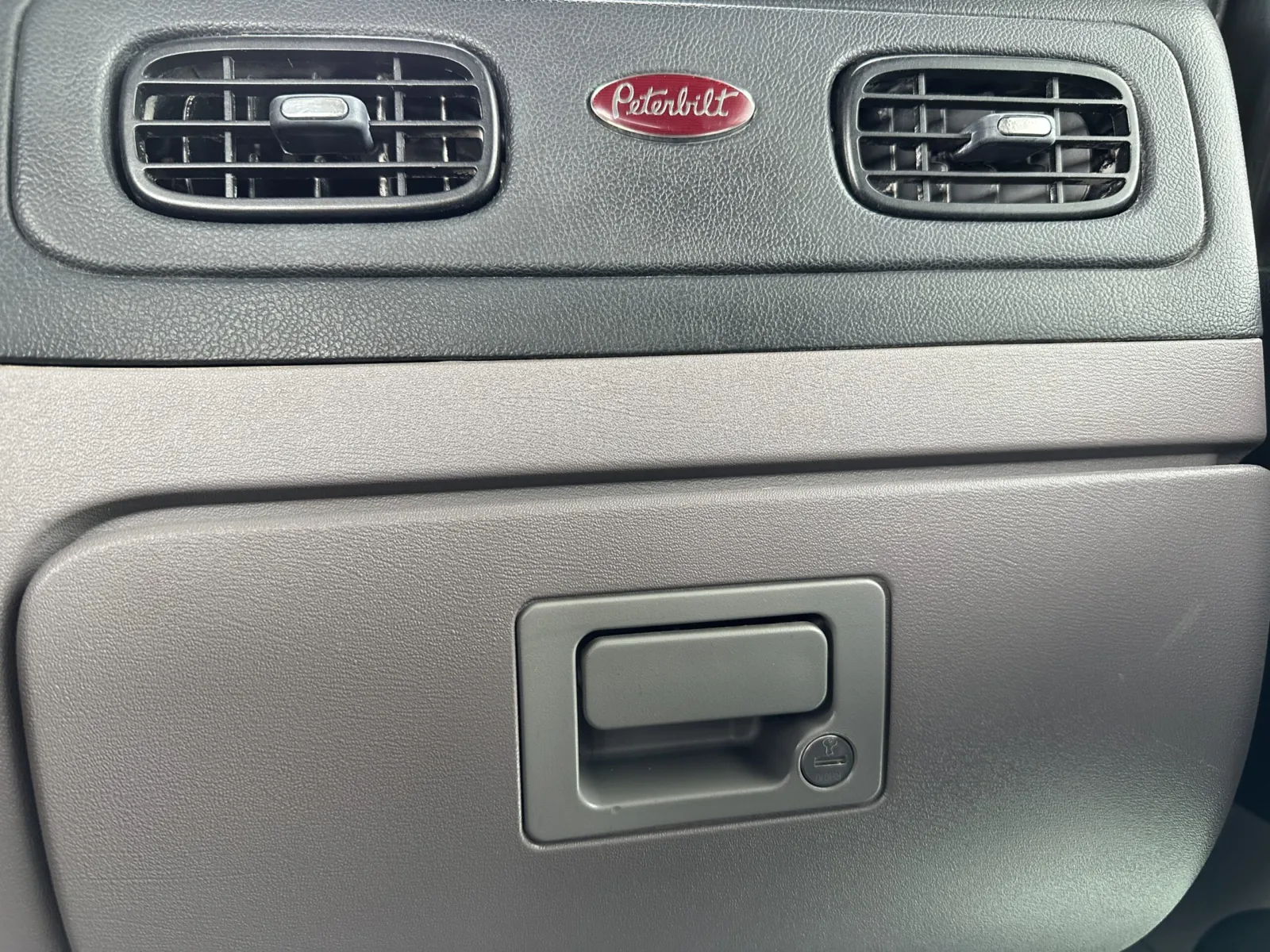 2013 Peterbilt - image 18