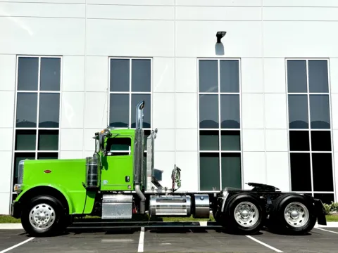 More photos of 2022 PETERBILT 389 at Forge Truck Centers - Illinois, IL