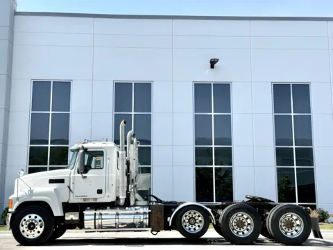 More photos of 2013 MACK CHU613 at Forge Truck Centers - Illinois, IL