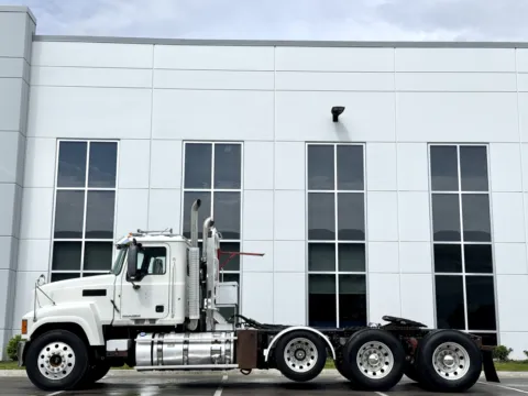 More photos of 2013 MACK CHU613 at Forge Truck Centers - Illinois, IL