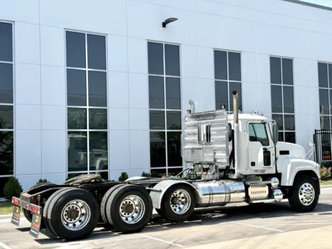 More photos of 2013 MACK CHU613 at Forge Truck Centers - Illinois, IL