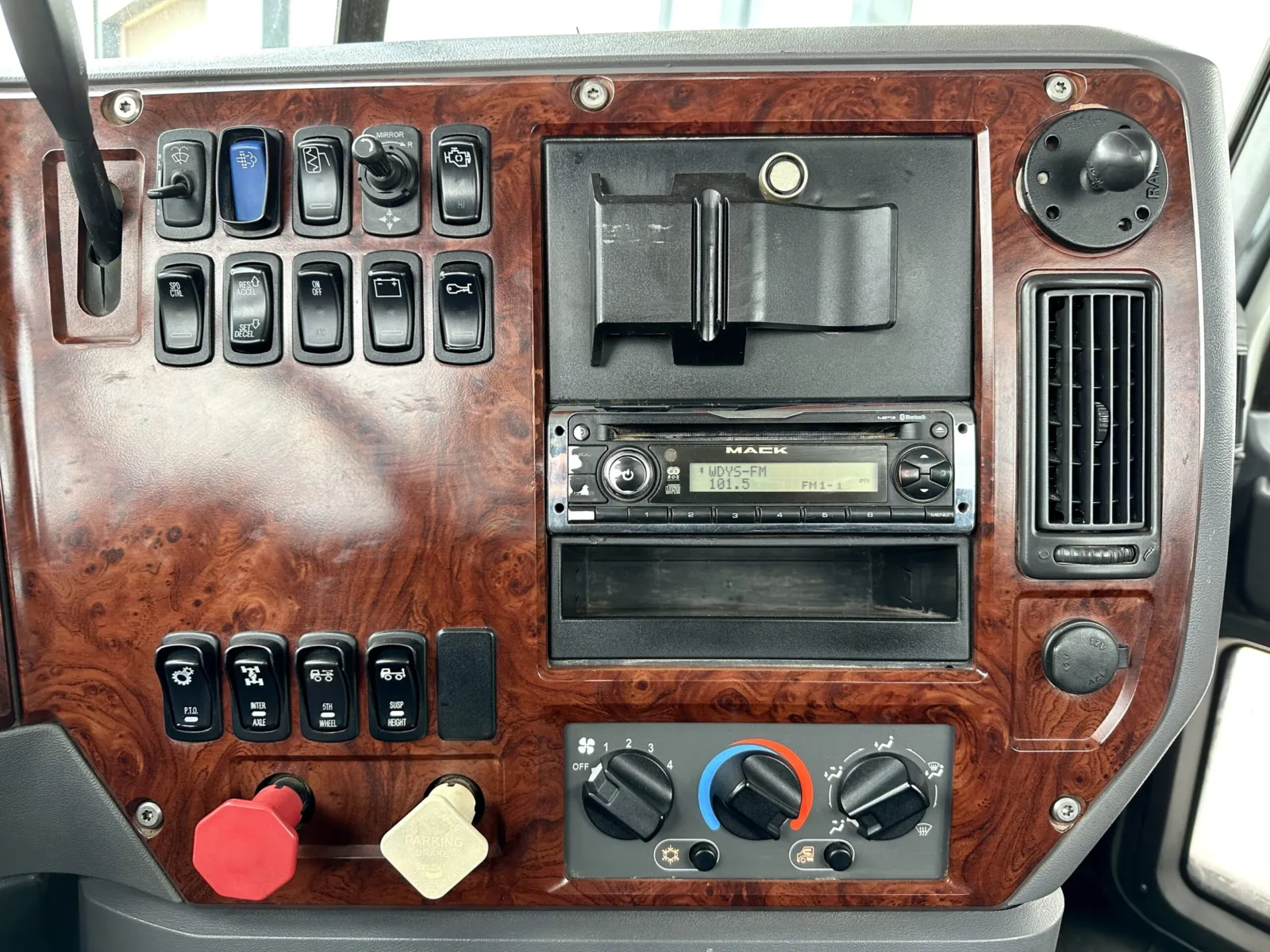 2013 Mack - image 18