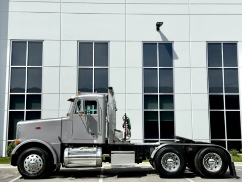 More photos of 1999 PETERBILT 378 at Forge Truck Centers - Illinois, IL