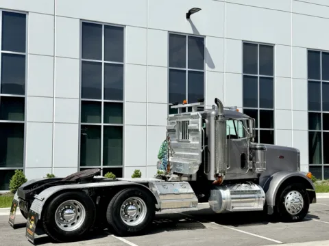 More photos of 1999 PETERBILT 378 at Forge Truck Centers - Illinois, IL