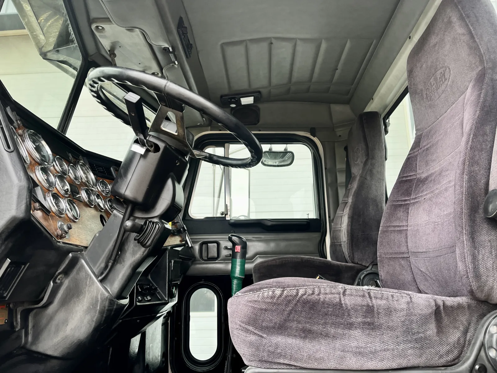 1999 Peterbilt - image 14