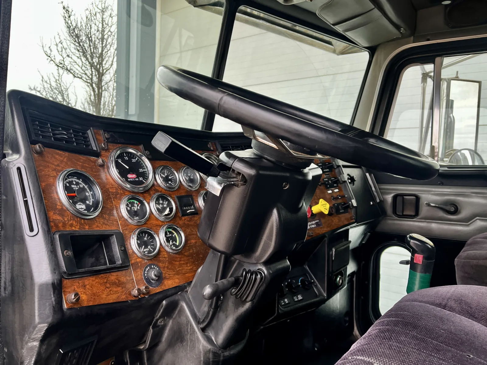 1999 Peterbilt - image 15