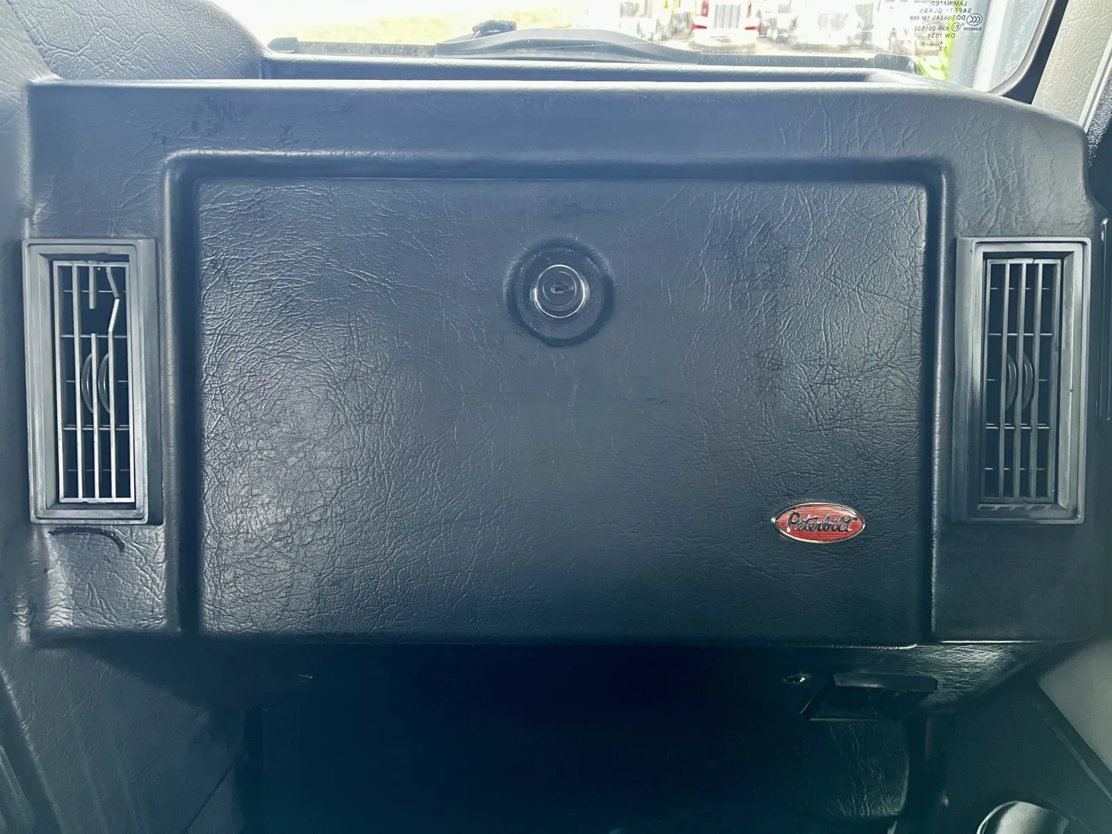 1999 Peterbilt - image 19