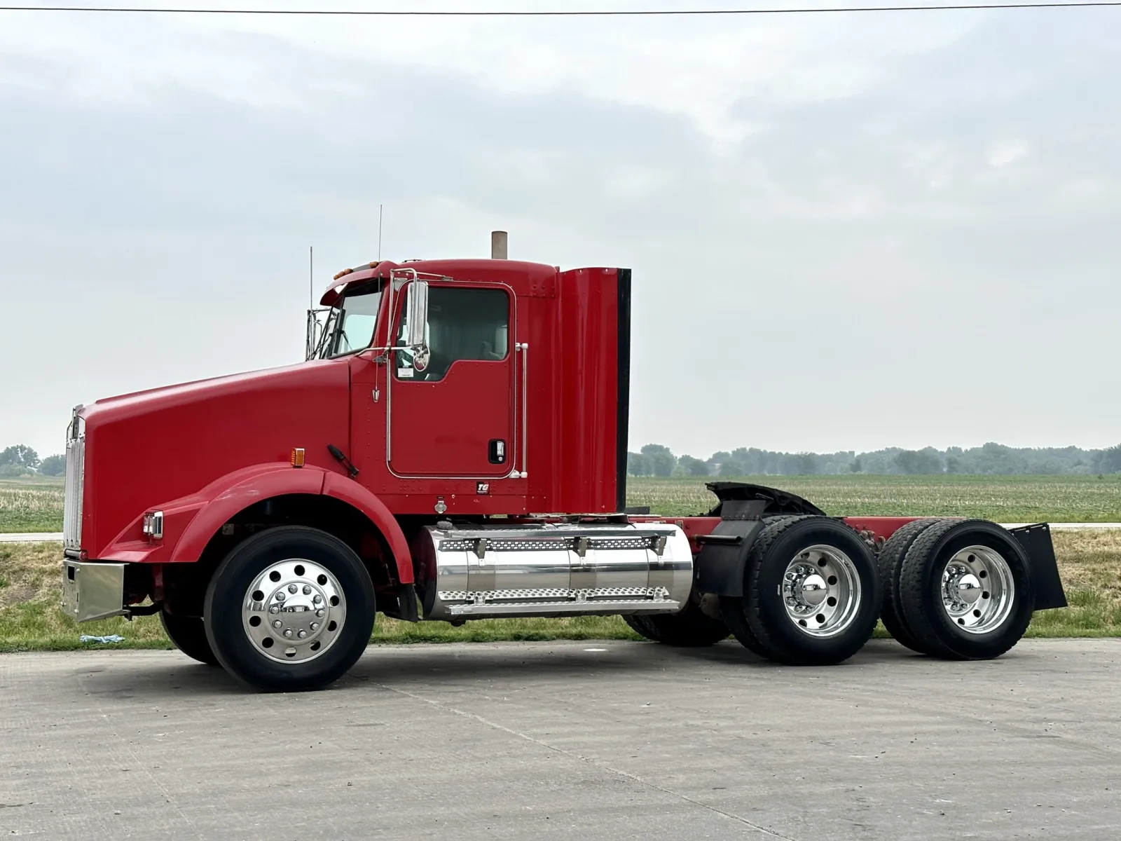 2012 Kenworth T800 - image 2