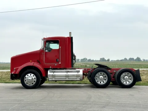 More photos of 2012 KENWORTH T800 at Forge Truck Centers - Illinois, IL
