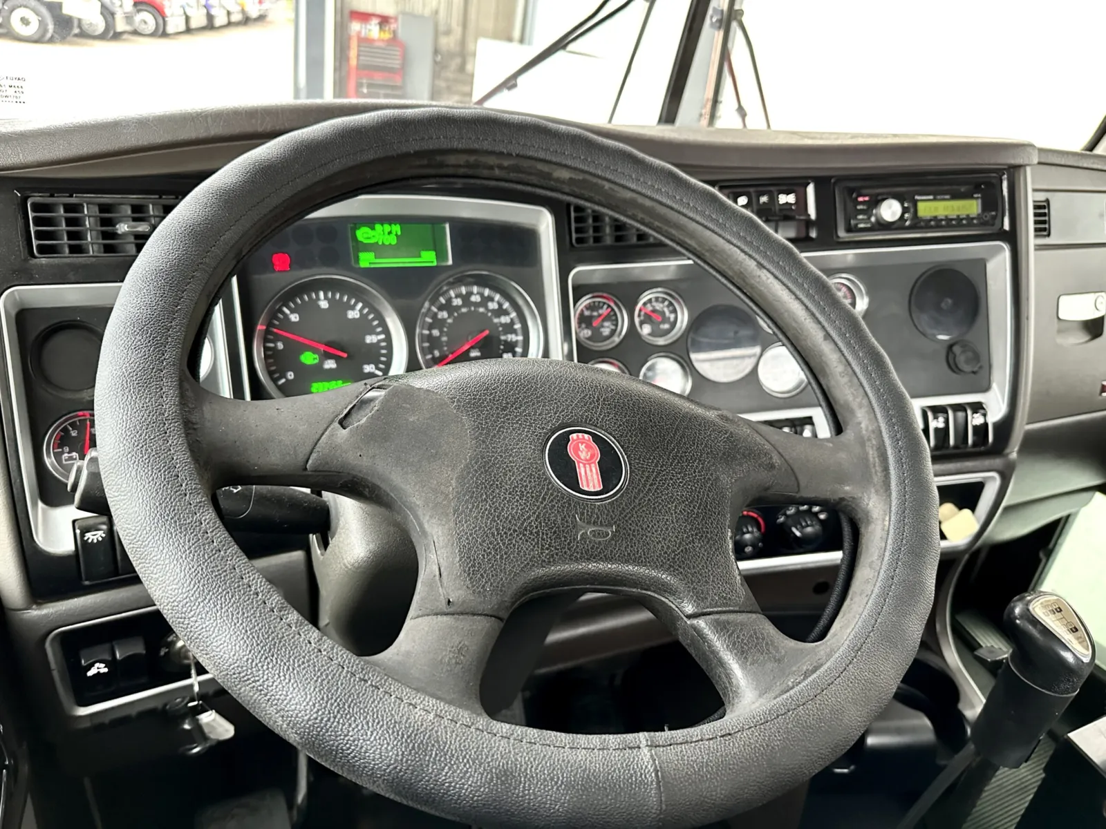 2012 Kenworth T800 - image 16