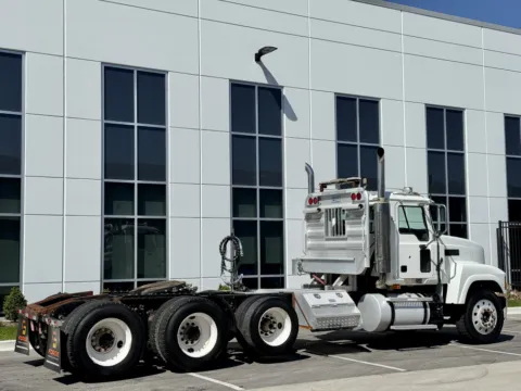 More photos of 2007 MACK CH613 at Forge Truck Centers - Illinois, IL