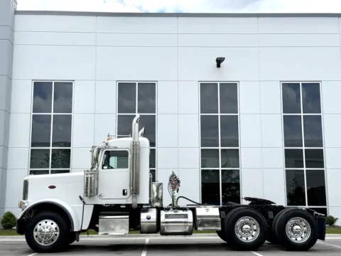 More photos of 2018 PETERBILT 389 at Forge Truck Centers - Illinois, IL