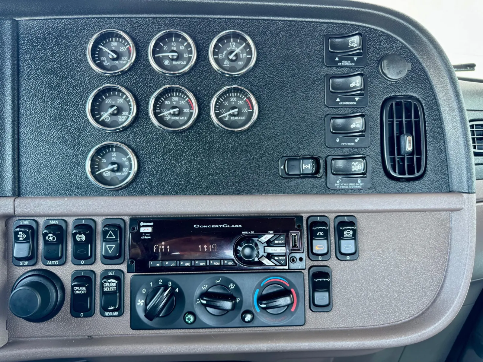 2018 Peterbilt 389 - image 17