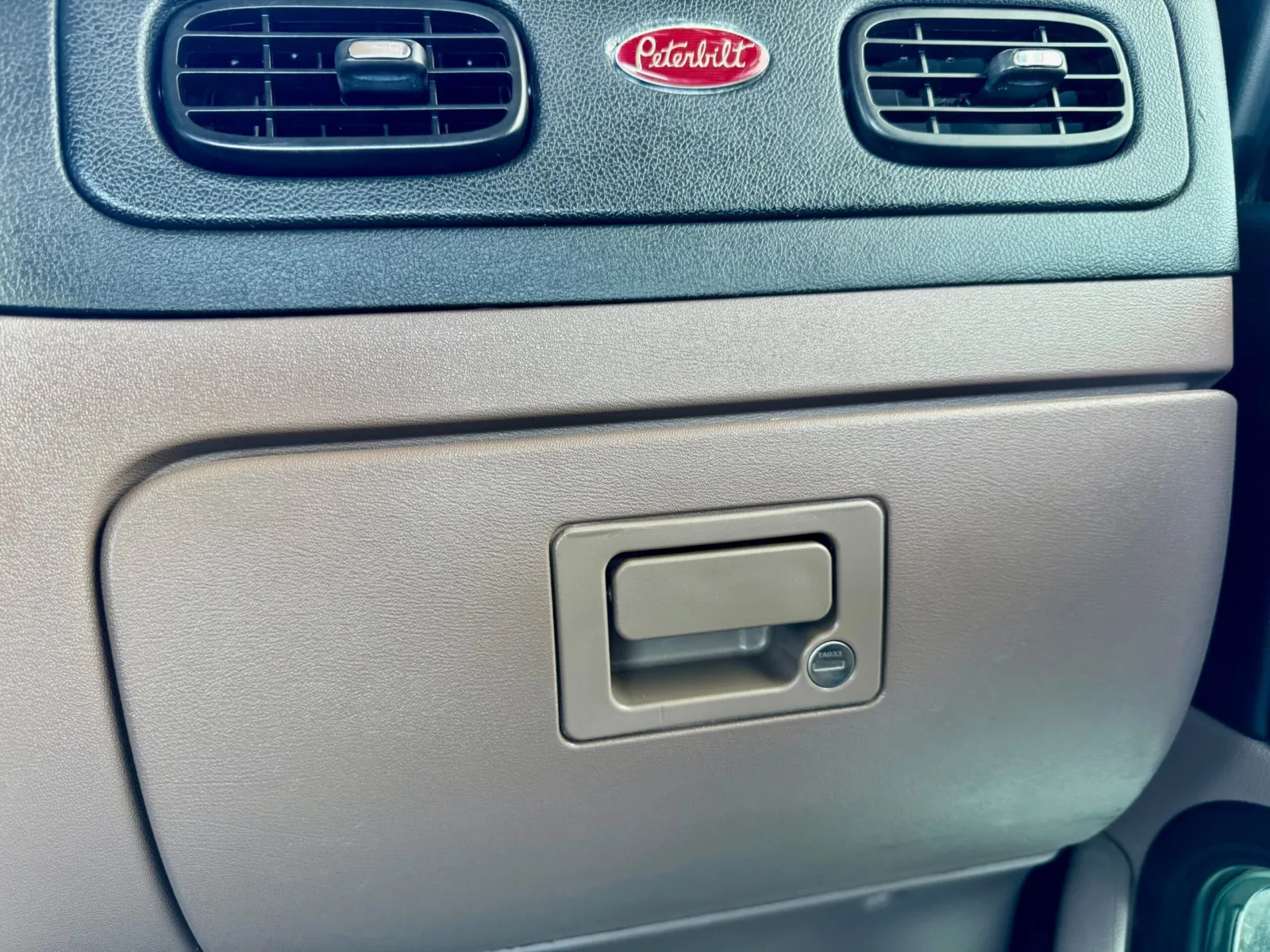 2018 Peterbilt 389 - image 18