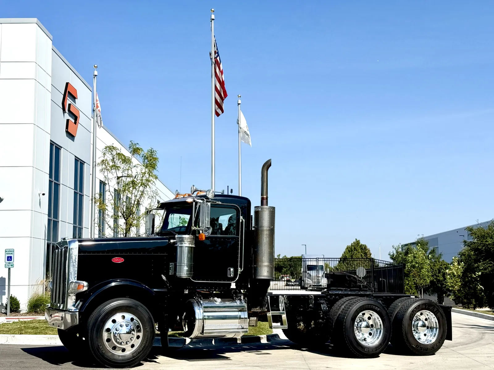 2011 Peterbilt - image 1