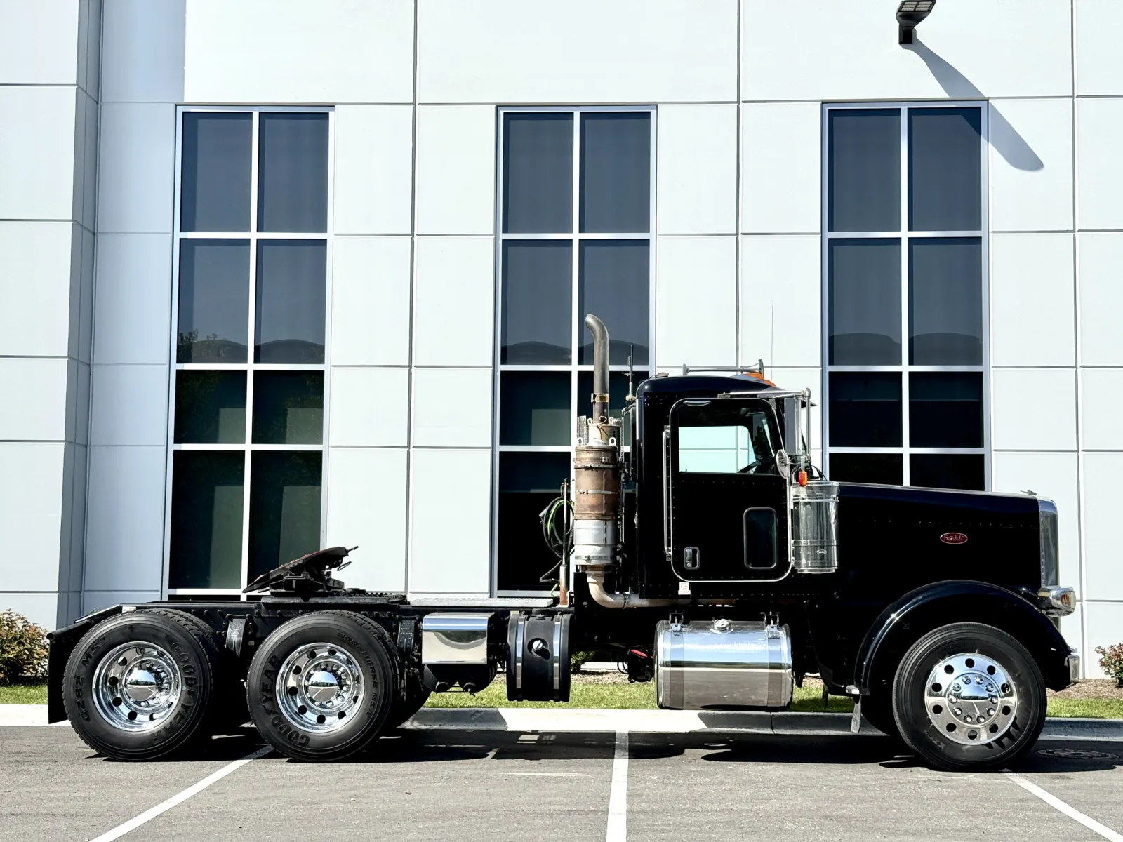 2011 Peterbilt - image 3