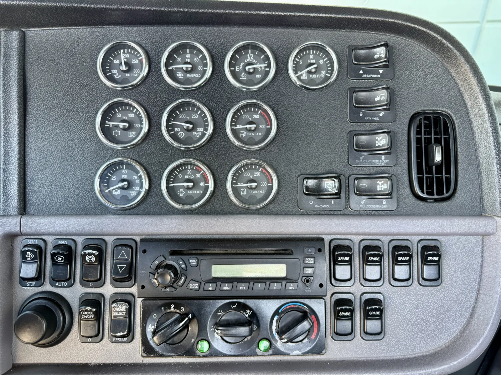 2011 Peterbilt - image 18