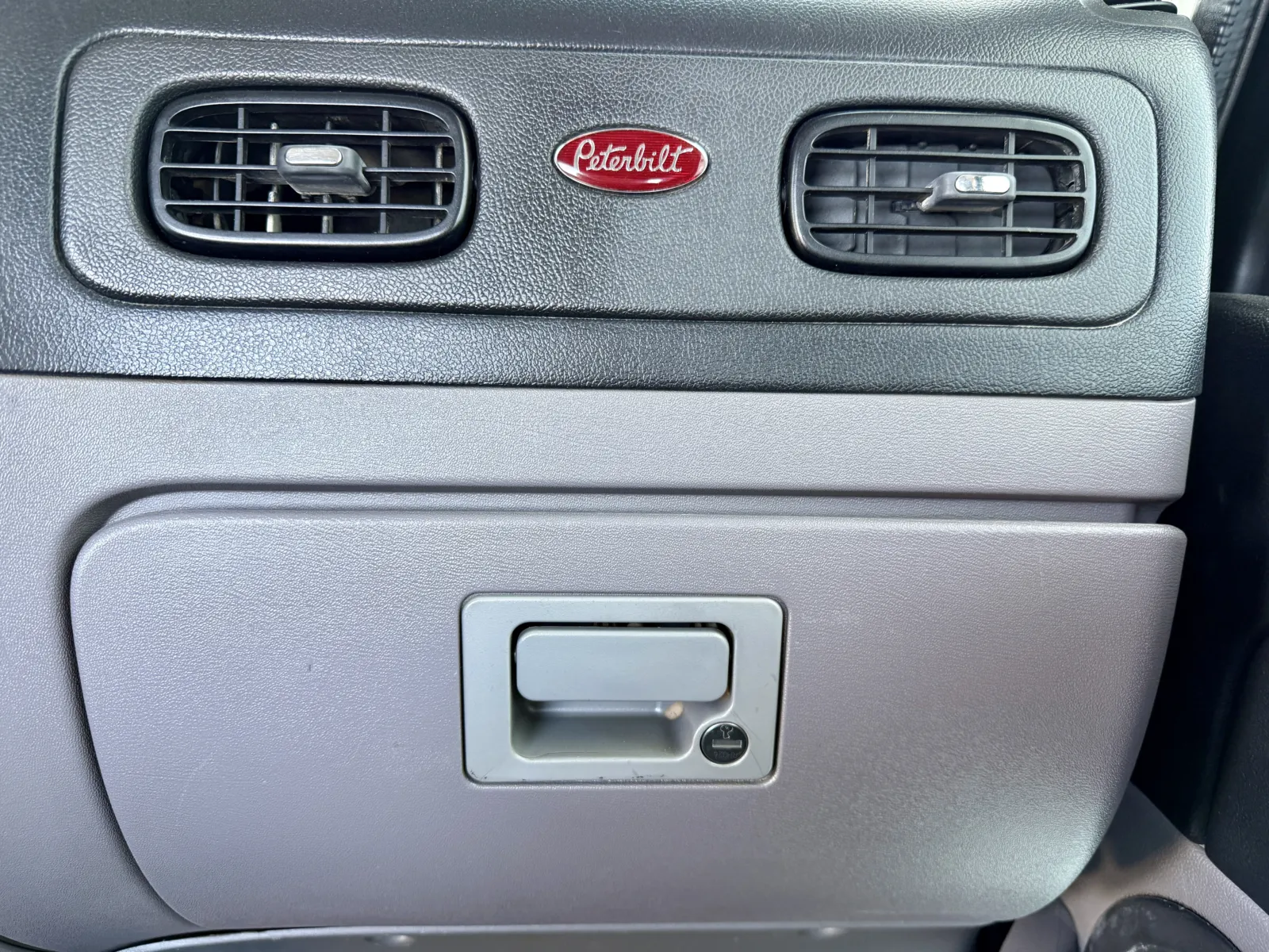 2011 Peterbilt - image 19