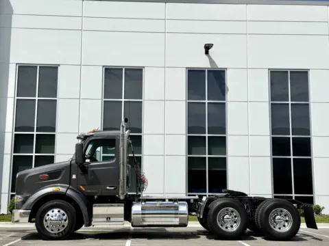 More photos of 2022 PETERBILT 567 at Forge Truck Centers - Illinois, IL