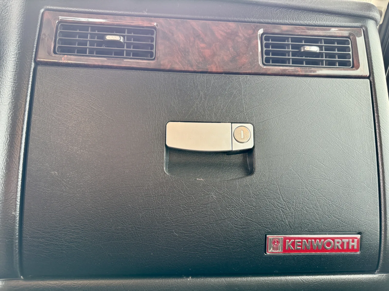 2020 Kenworth W900 - image 19