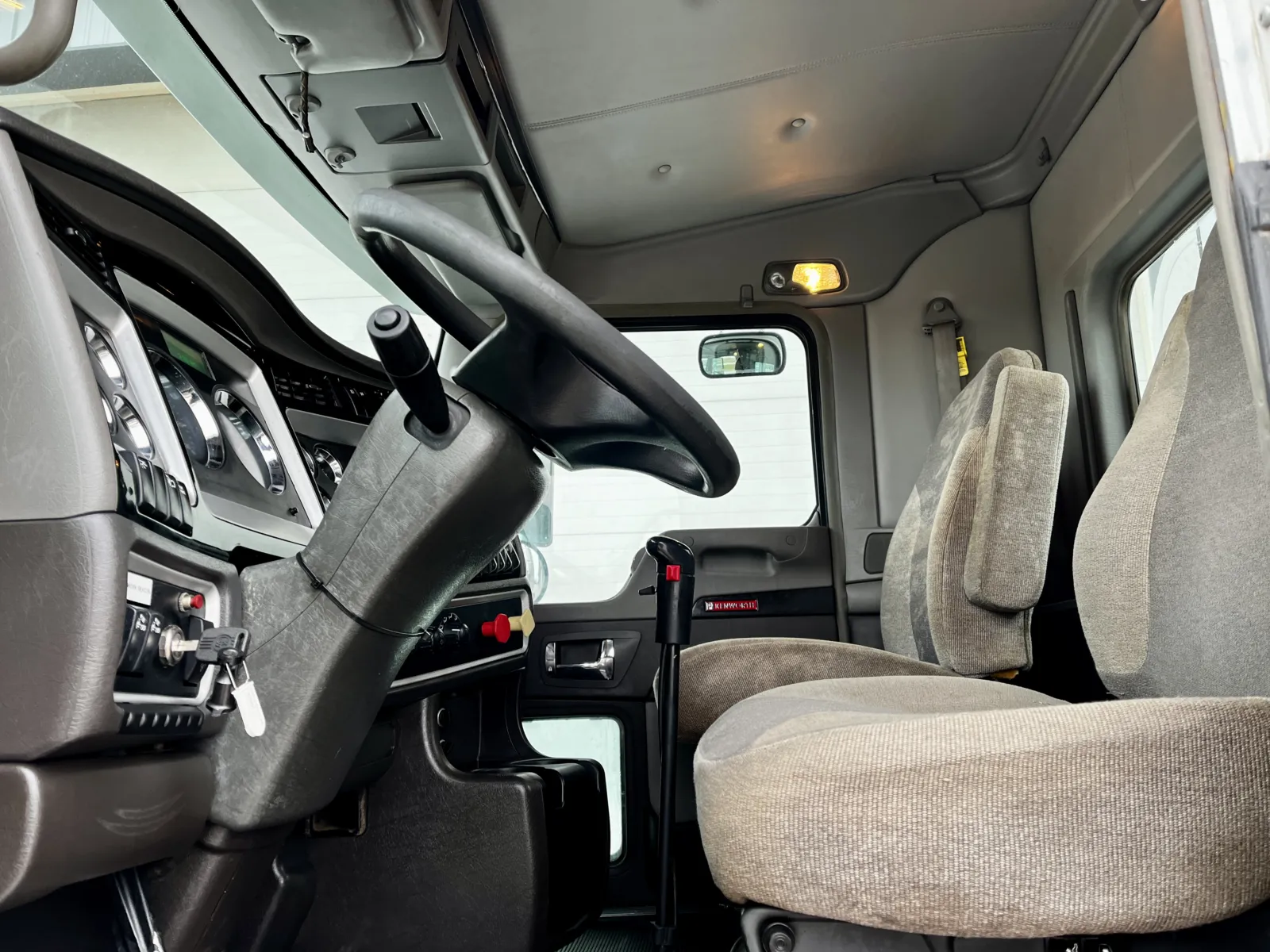 2013 Kenworth T800 - image 14