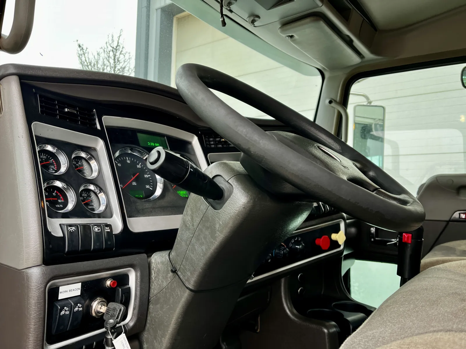 2013 Kenworth T800 - image 15