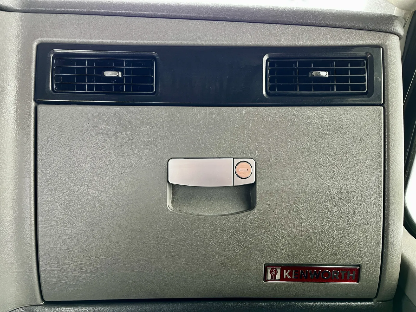 2013 Kenworth T800 - image 19