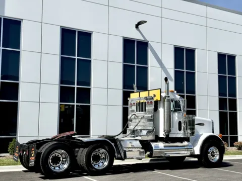 More photos of 2000 PETERBILT 378 at Forge Truck Centers - Illinois, IL