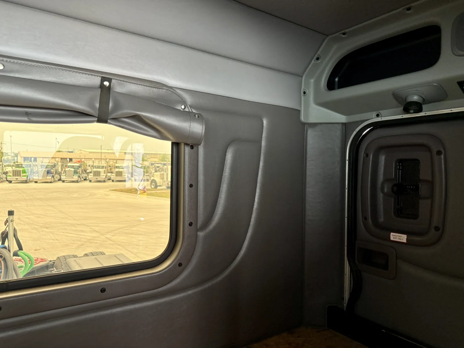 2014 Peterbilt 389 - image 23