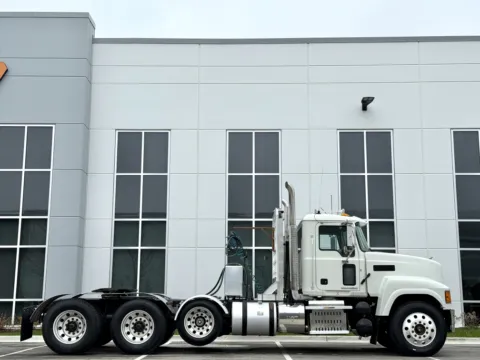 Another view of 2014 MACK PINNACLE CH613 for sale in New Lenox, IL at Forge Truck Centers - Illinois