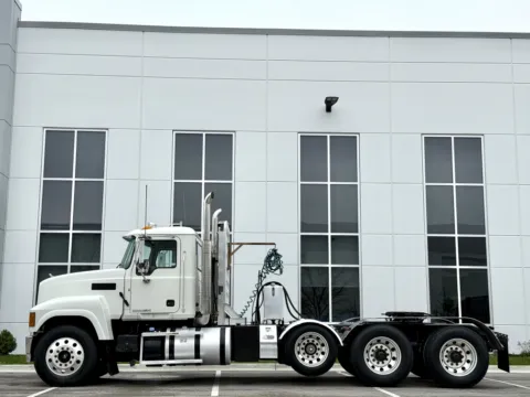 More photos of 2014 MACK PINNACLE CH613 at Forge Truck Centers - Illinois, IL