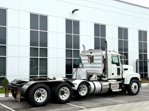 More photos of 2014 MACK PINNACLE CH613 at Forge Truck Centers - Illinois, IL