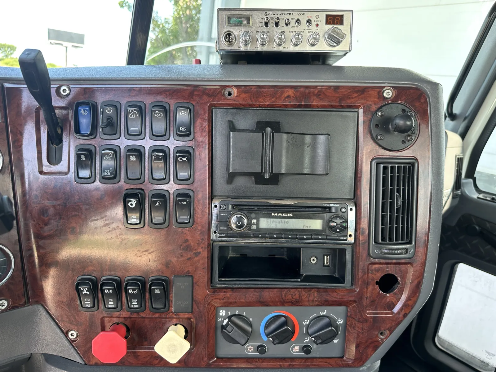 2014 Mack - image 18