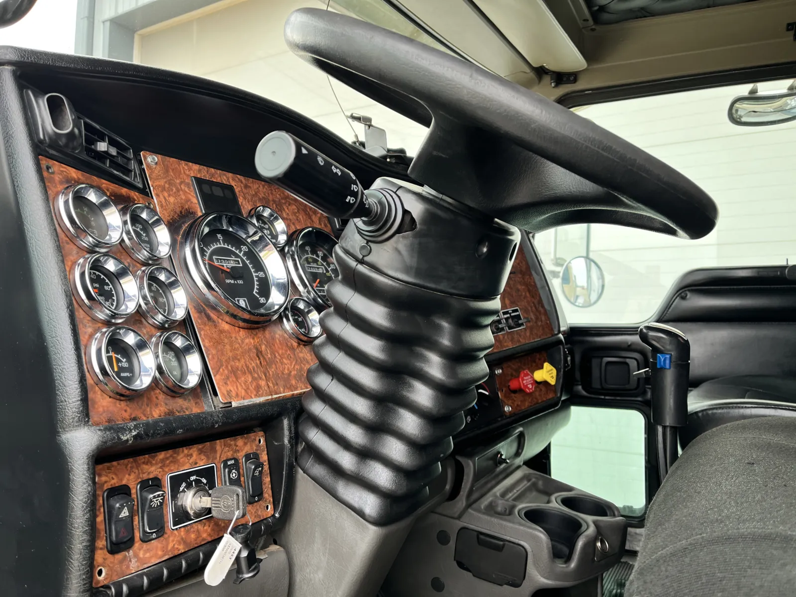 2005 Kenworth W900 - image 15