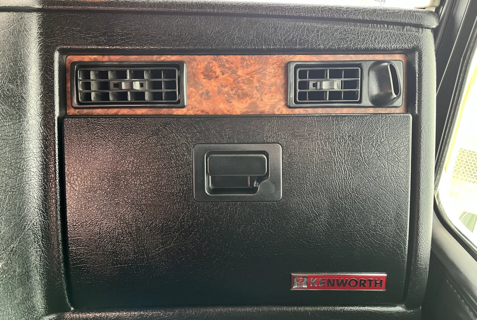 2005 Kenworth W900 - image 18