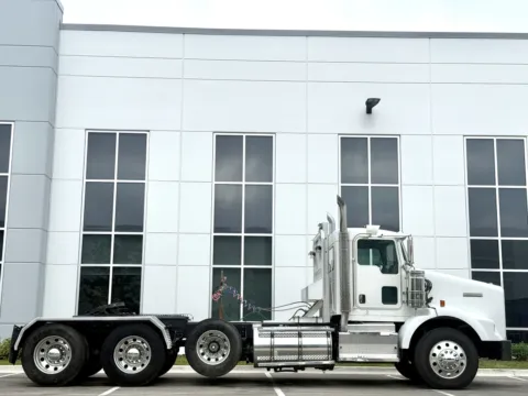 Another view of 2011 KENWORTH T800 for sale in New Lenox, IL at Forge Truck Centers - Illinois