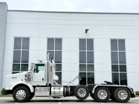More photos of 2011 KENWORTH T800 at Forge Truck Centers - Illinois, IL