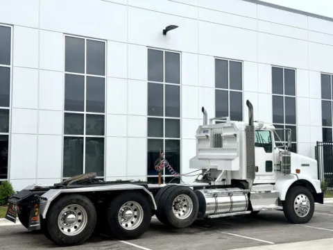 More photos of 2011 KENWORTH T800 at Forge Truck Centers - Illinois, IL
