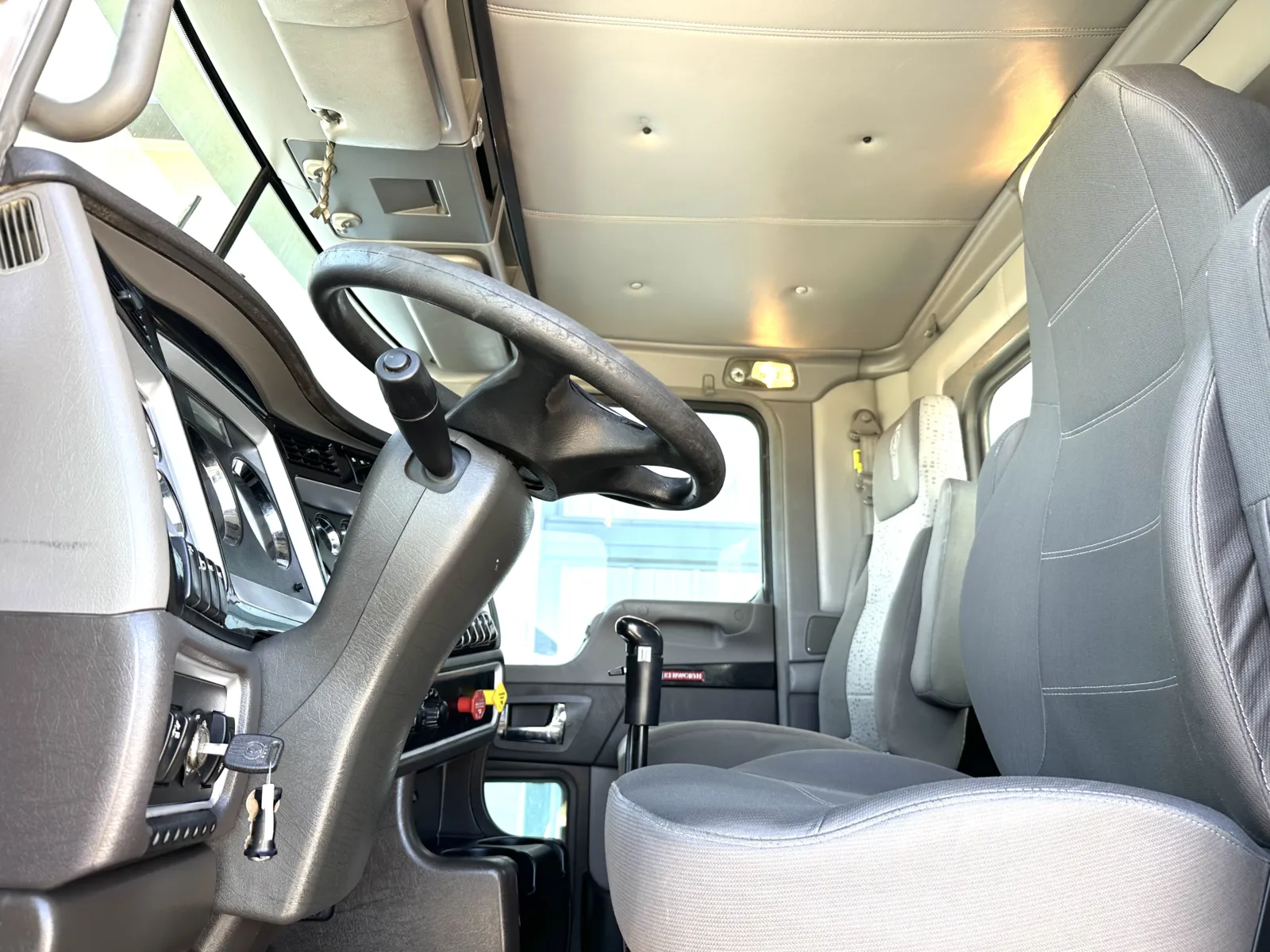 2011 Kenworth T800 - image 14