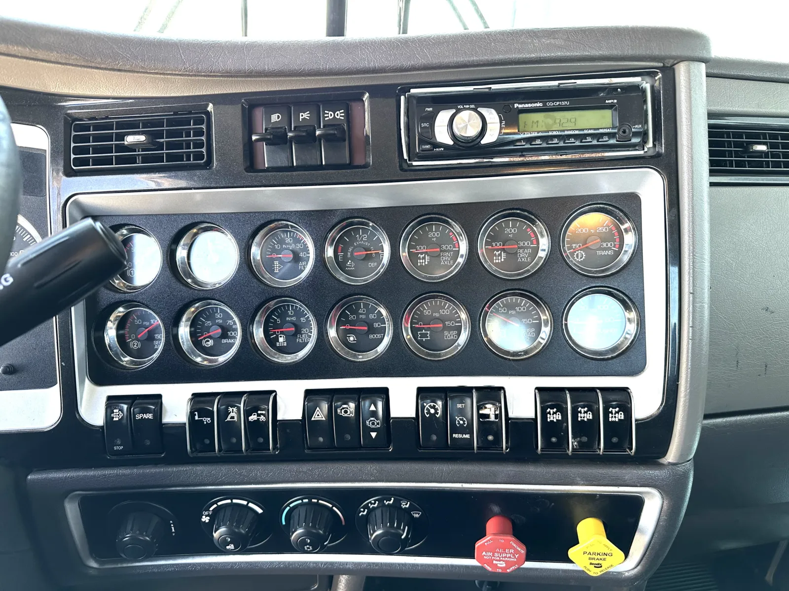 2011 Kenworth T800 - image 18