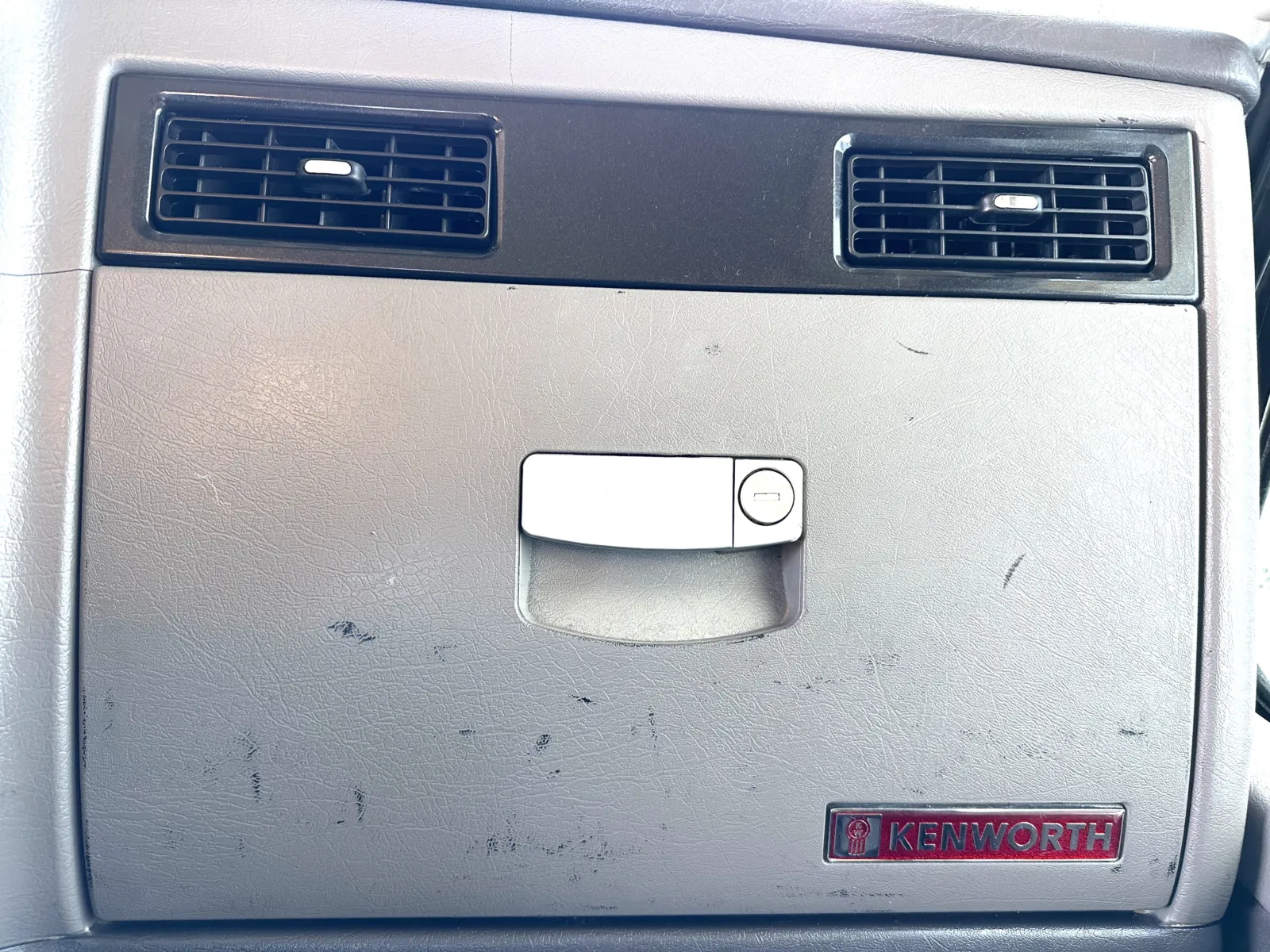 2011 Kenworth T800 - image 19