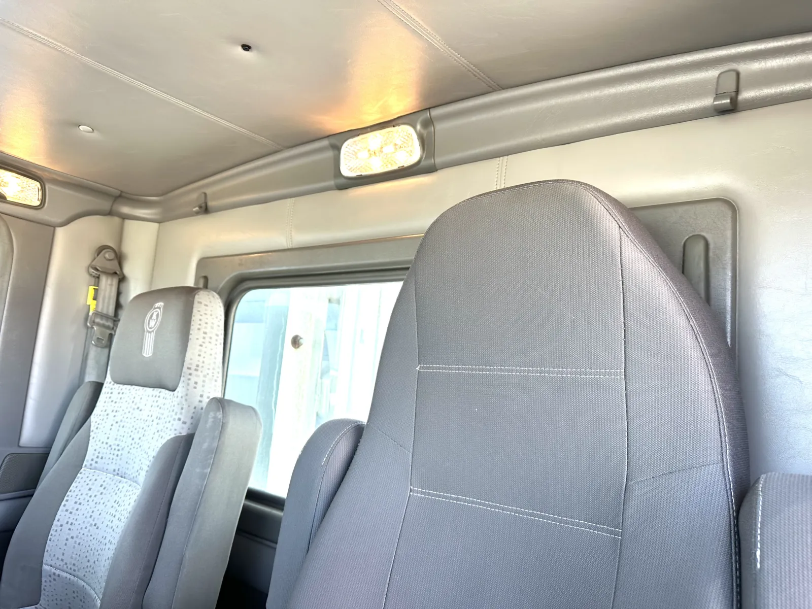 2011 Kenworth T800 - image 20