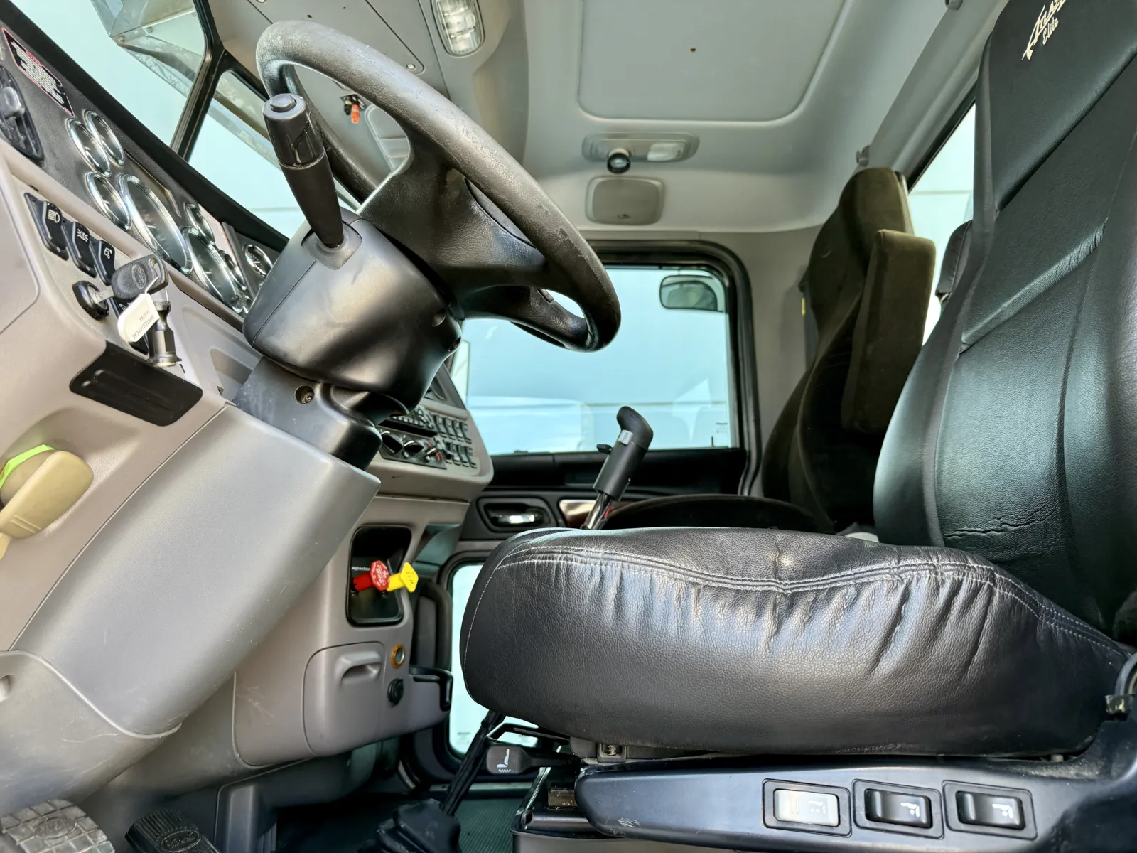 2012 Peterbilt 389 - image 14